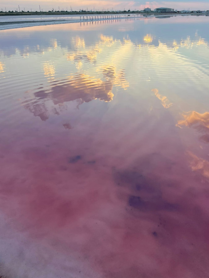 Розовое озеро рядом с городом Саки 